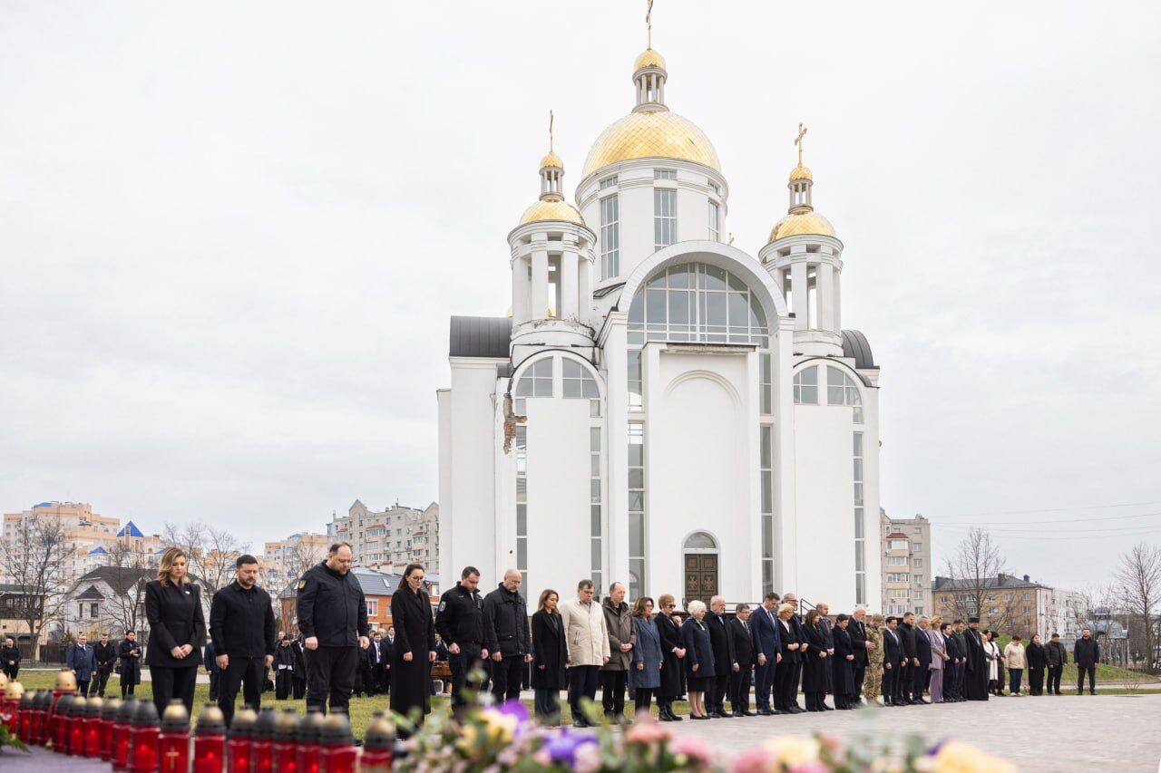 "Каждый российский убийца, палач и террорист должен ответить": Зеленский почтил память убитых в Буче. Фото