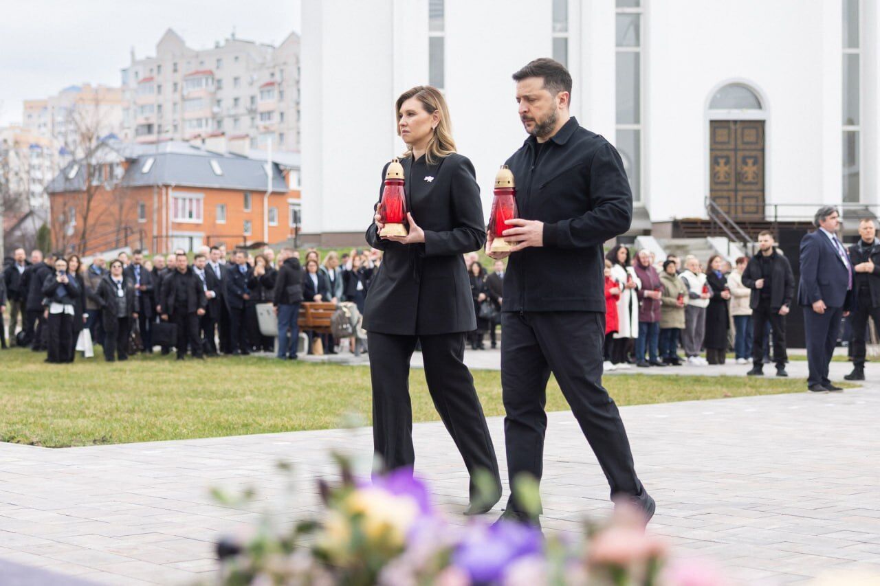 "Каждый российский убийца, палач и террорист должен ответить": Зеленский почтил память убитых в Буче. Фото