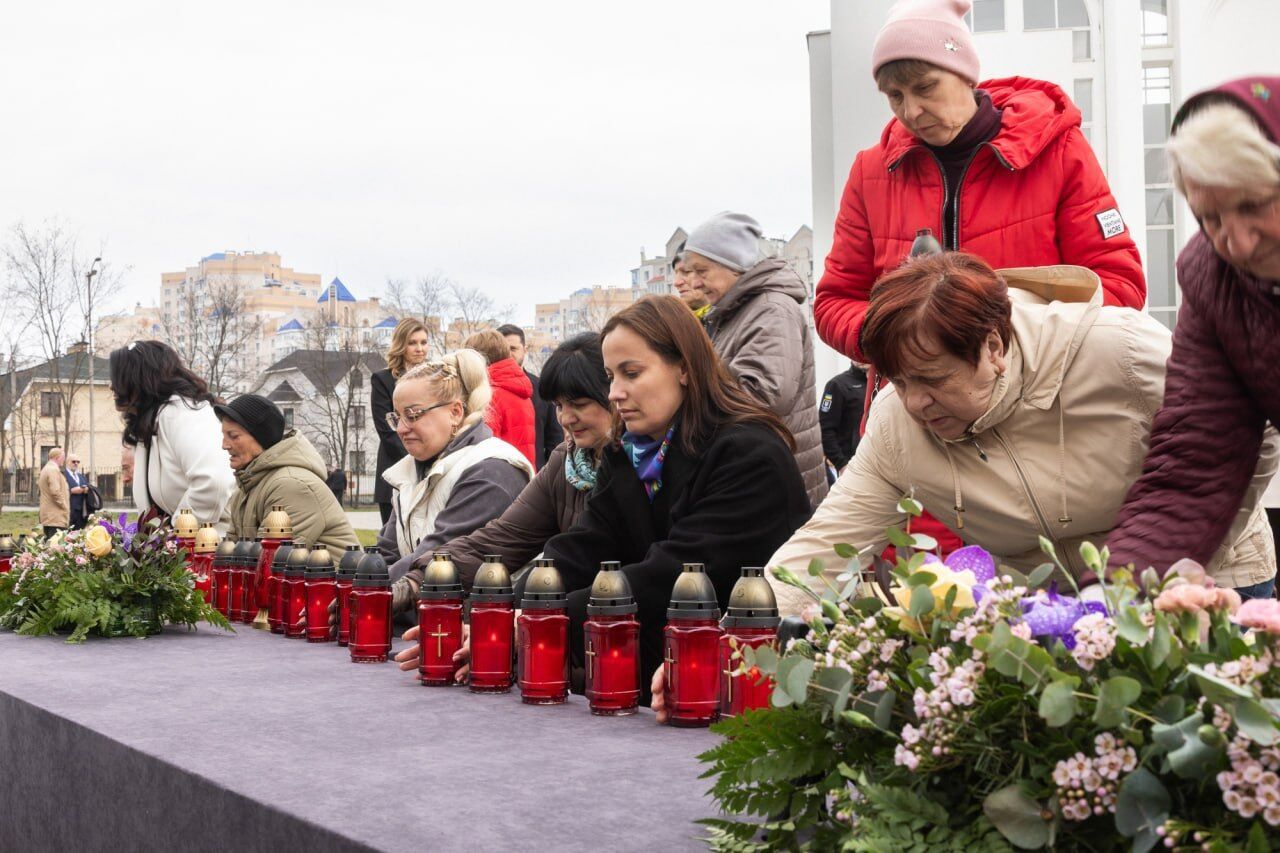"Каждый российский убийца, палач и террорист должен ответить": Зеленский почтил память убитых в Буче. Фото
