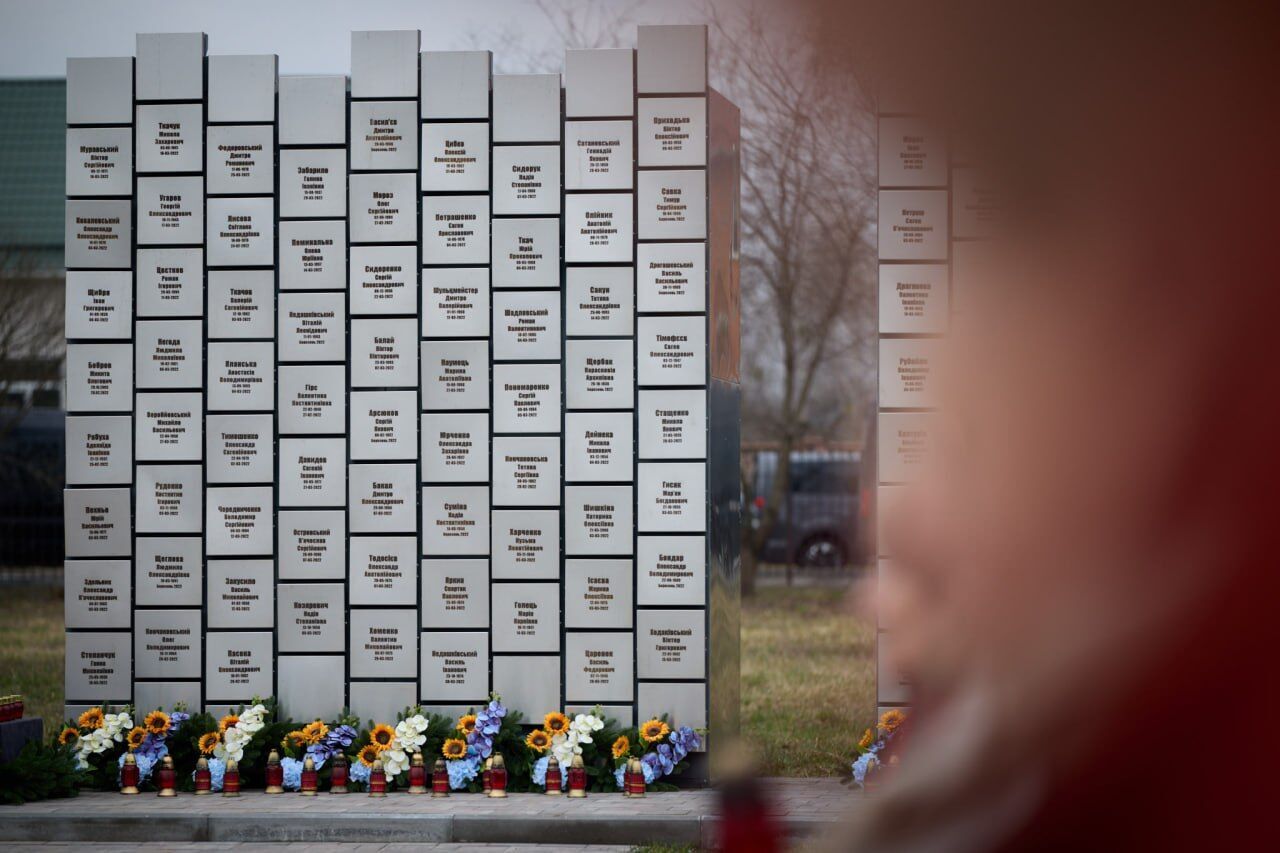 "Каждый российский убийца, палач и террорист должен ответить": Зеленский почтил память убитых в Буче. Фото