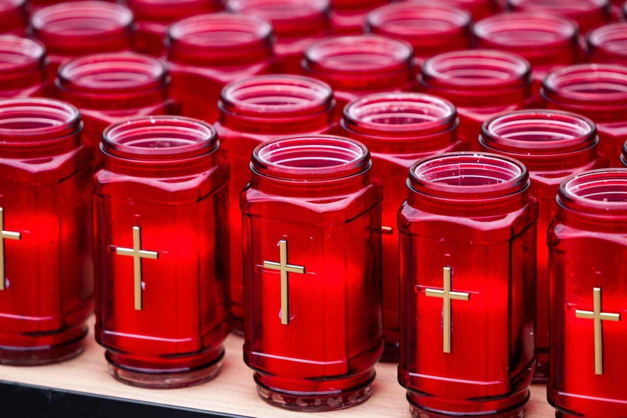 "Каждый российский убийца, палач и террорист должен ответить": Зеленский почтил память убитых в Буче. Фото