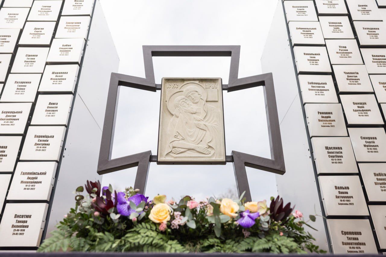 "Каждый российский убийца, палач и террорист должен ответить": Зеленский почтил память убитых в Буче. Фото