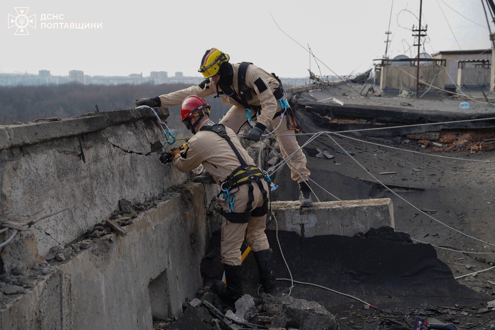 Россия атаковала Полтаву дронами: один человек погиб, спасатели демонтировали части перекрытия дома. Фото и видео