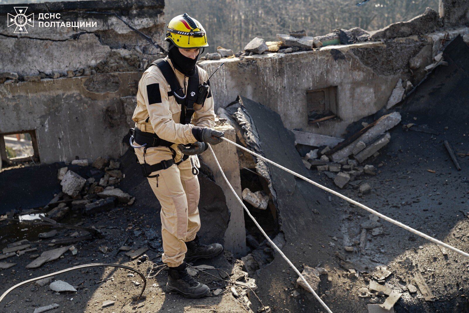 Россия атаковала Полтаву дронами: один человек погиб, спасатели демонтировали части перекрытия дома. Фото и видео