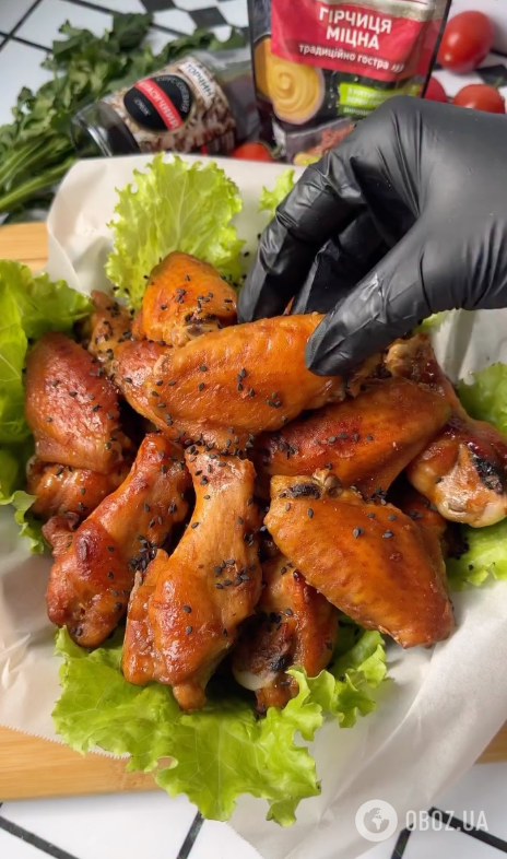 Золотисті курячі крила в медово-гірчичному соусі: як смачно запекти