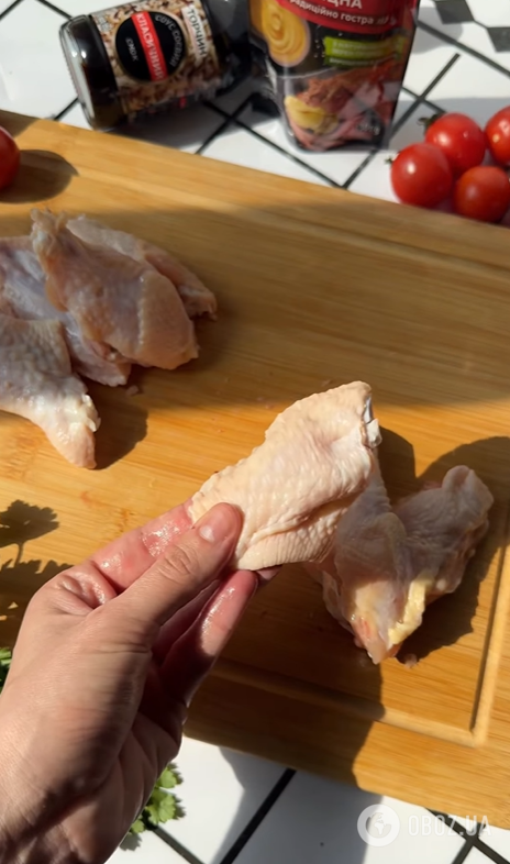 Золотисті курячі крила в медово-гірчичному соусі: як смачно запекти