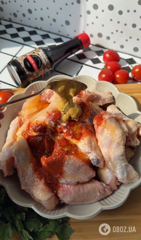 Золотисті курячі крила в медово-гірчичному соусі: як смачно запекти