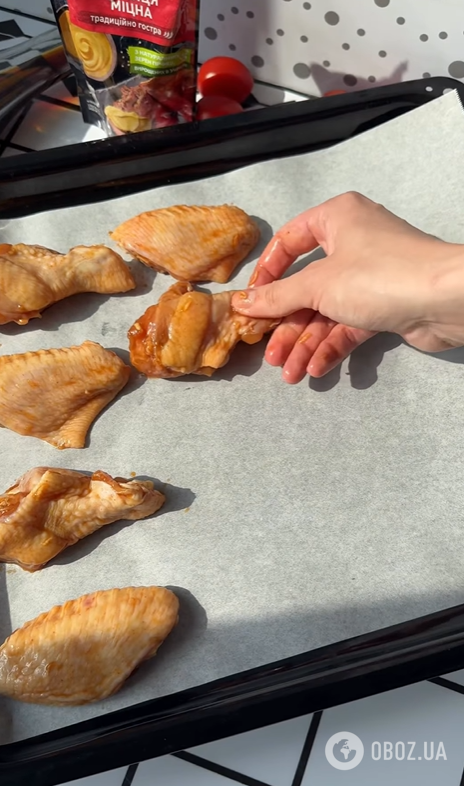 Золотисті курячі крила в медово-гірчичному соусі: як смачно запекти