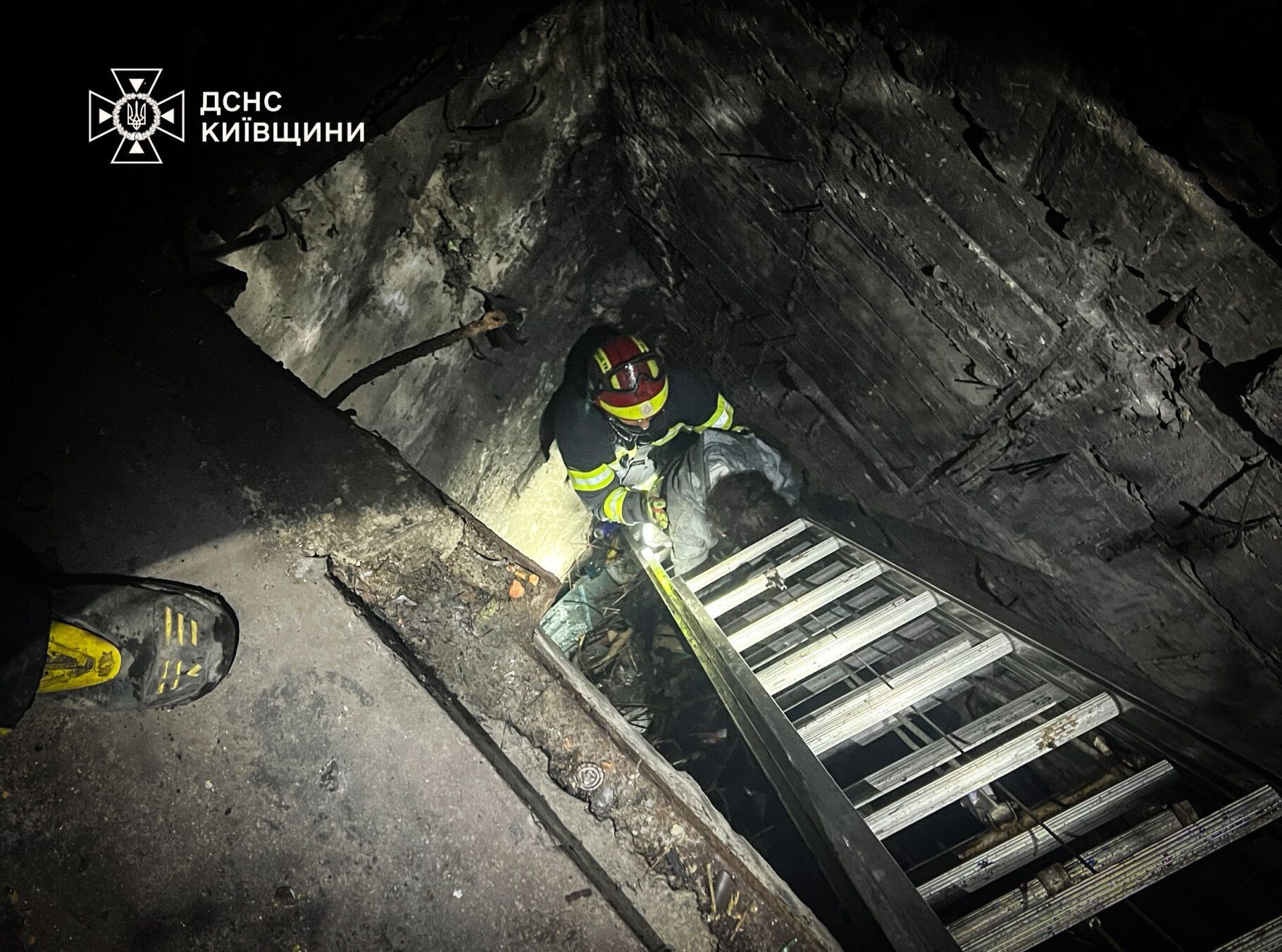 Святкувала день народження: на Київщині врятували дівчинку-підлітка, яка впала у шахту закинутої станції. Фото