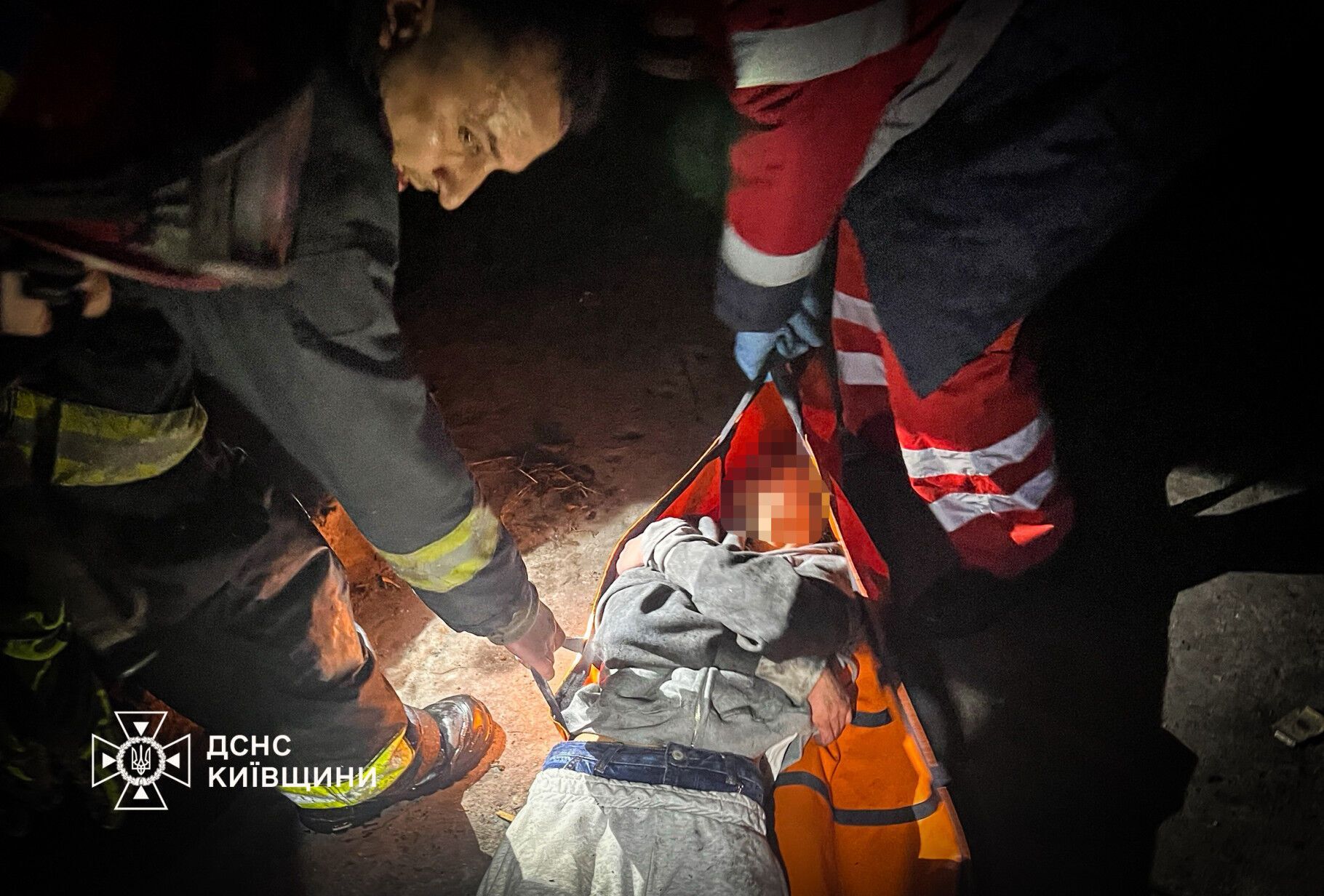 Святкувала день народження: на Київщині врятували дівчинку-підлітка, яка впала у шахту закинутої станції. Фото