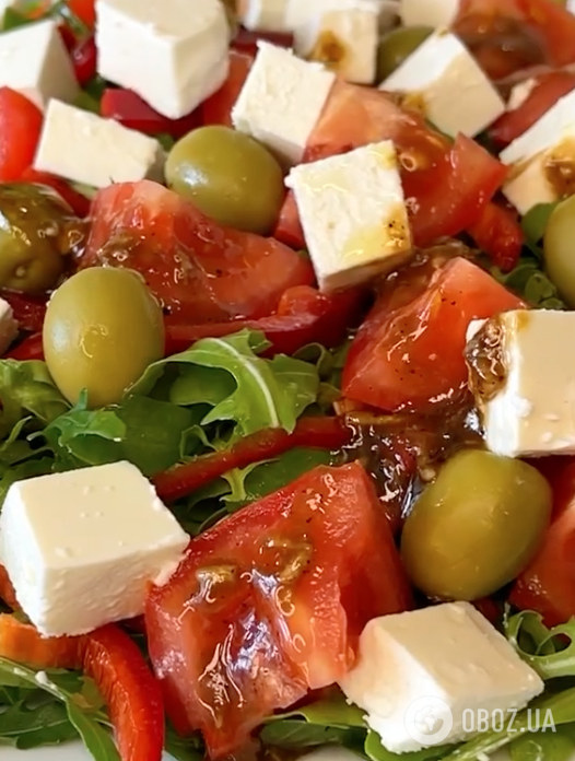 Вкуснее, чем "Греческий": полезный салат из рукколы, овощей и сыра