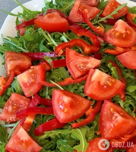 Вкуснее, чем "Греческий": полезный салат из рукколы, овощей и сыра