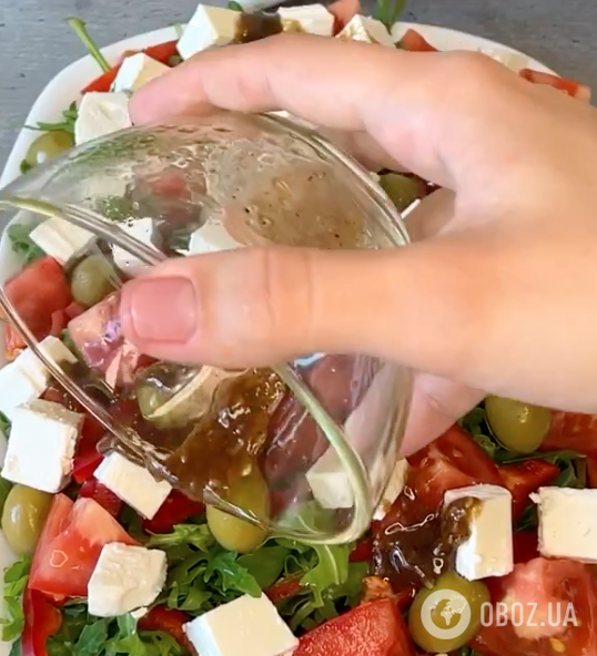 Вкуснее, чем "Греческий": полезный салат из рукколы, овощей и сыра