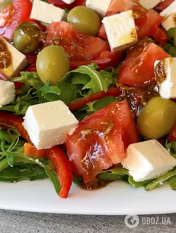 Вкуснее, чем "Греческий": полезный салат из рукколы, овощей и сыра