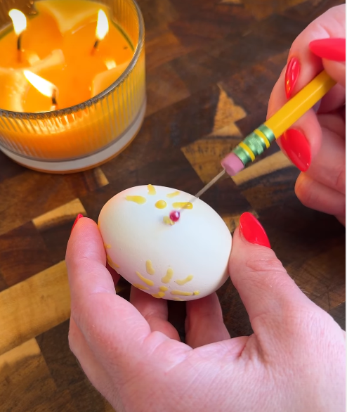 Почти как писанки: оригинальный способ декора яиц на Пасху