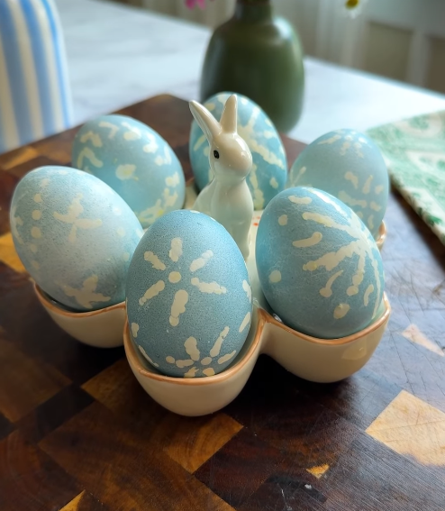Почти как писанки: оригинальный способ декора яиц на Пасху