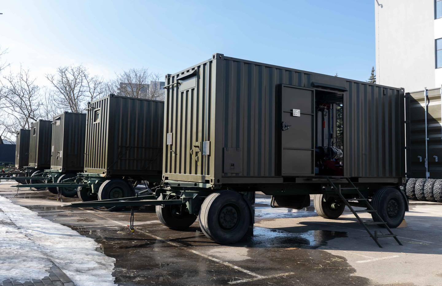 Отправили на фронт новую партию мобильных мастерских и шин: Порошенко показал, как работает волонтерский хаб на базе офиса "ЕС"