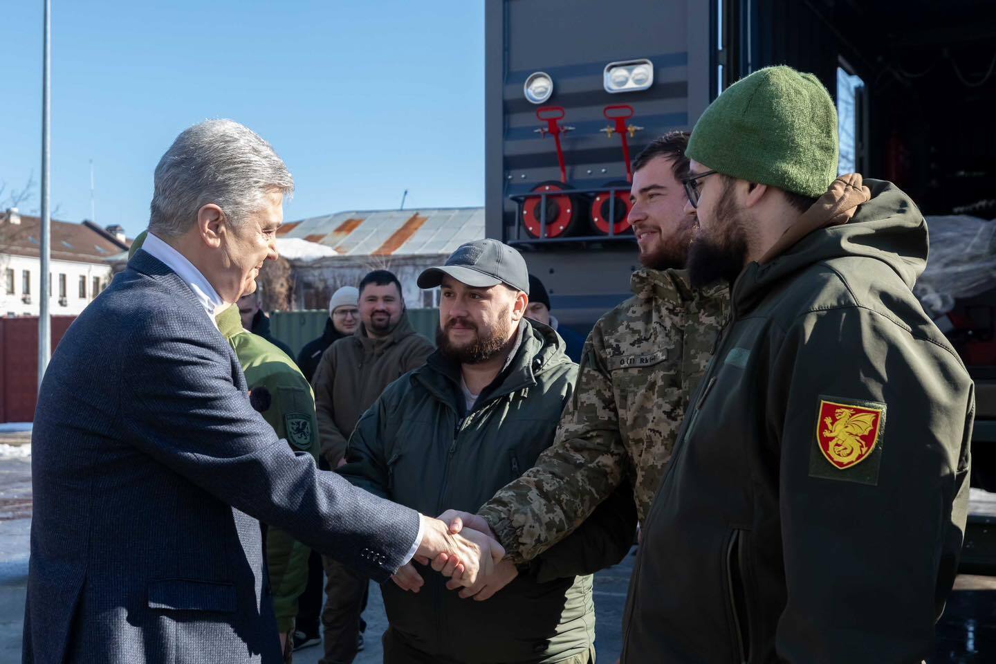 Отправили на фронт новую партию мобильных мастерских и шин: Порошенко показал, как работает волонтерский хаб на базе офиса "ЕС"