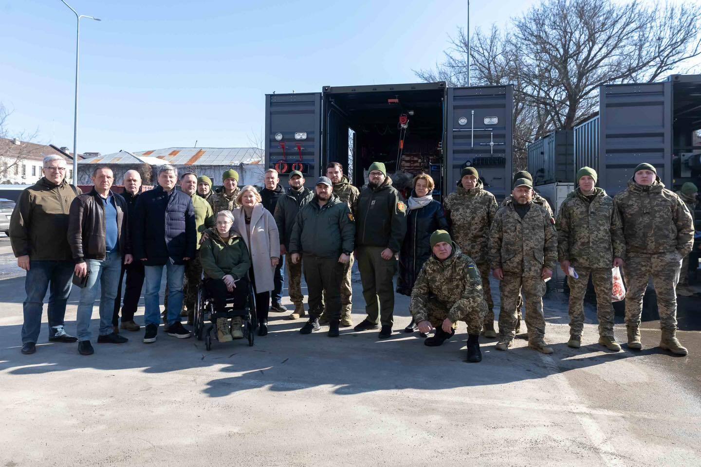 Отправили на фронт новую партию мобильных мастерских и шин: Порошенко показал, как работает волонтерский хаб на базе офиса "ЕС"