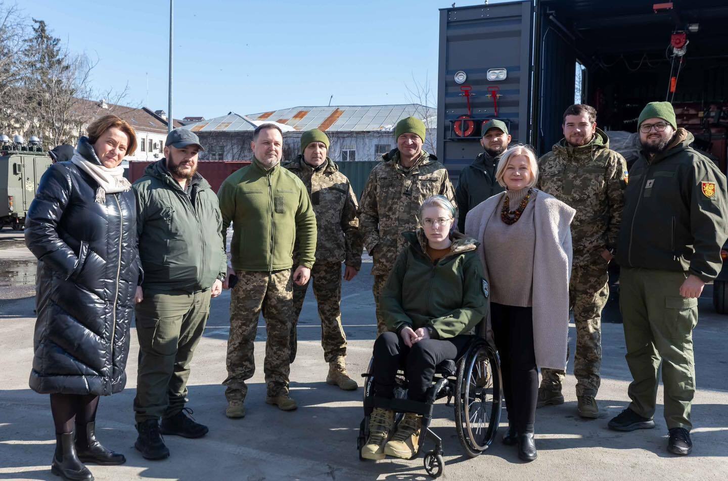 Отправили на фронт новую партию мобильных мастерских и шин: Порошенко показал, как работает волонтерский хаб на базе офиса "ЕС"