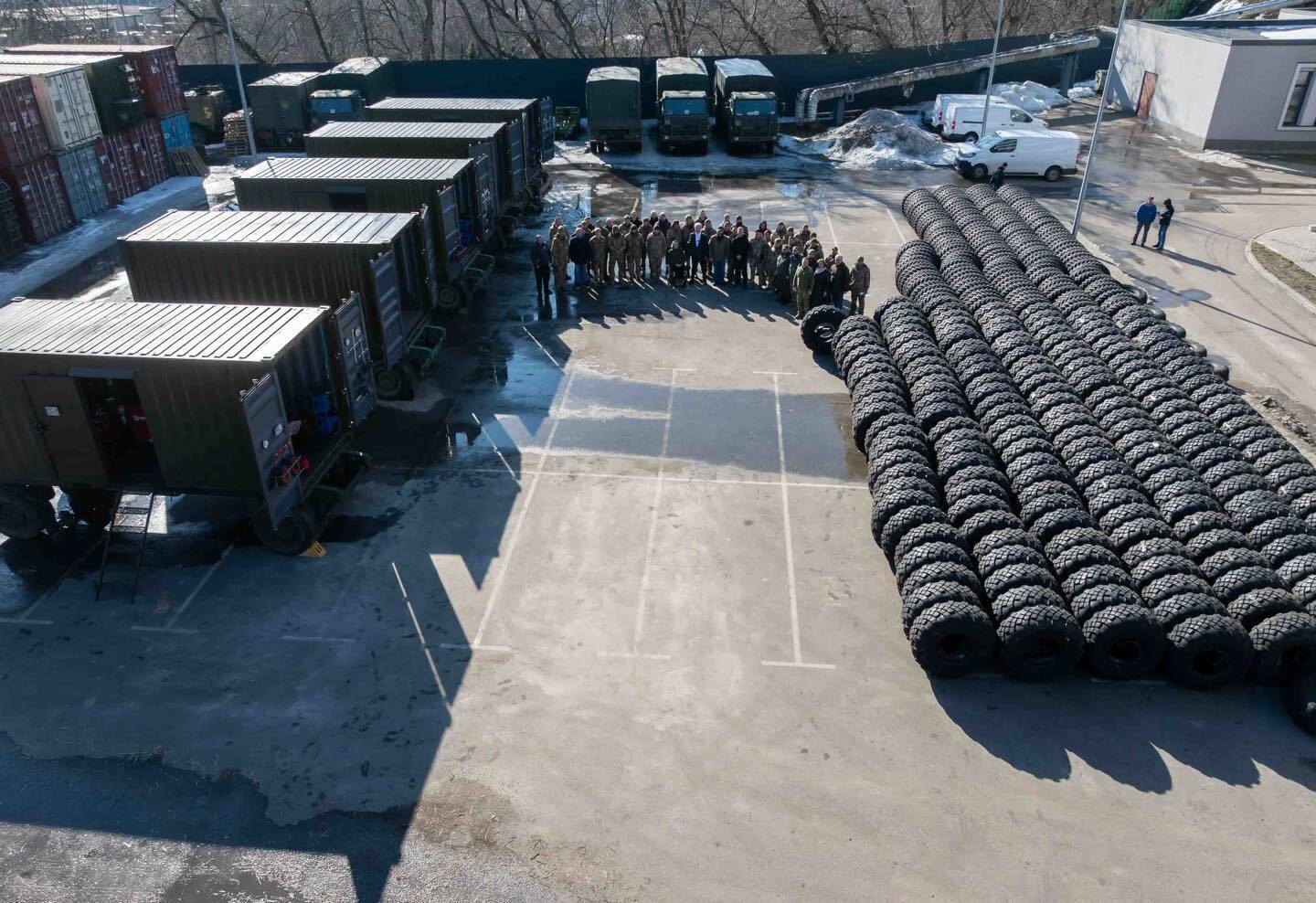 Отправили на фронт новую партию мобильных мастерских и шин: Порошенко показал, как работает волонтерский хаб на базе офиса "ЕС"