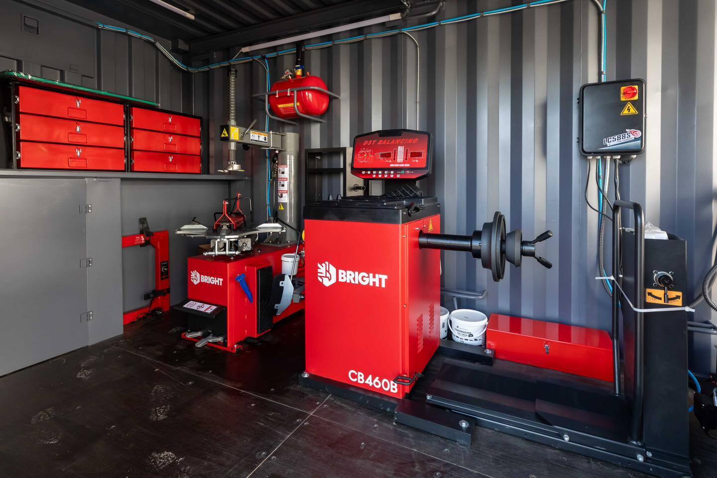 Отправили на фронт новую партию мобильных мастерских и шин: Порошенко показал, как работает волонтерский хаб на базе офиса "ЕС"