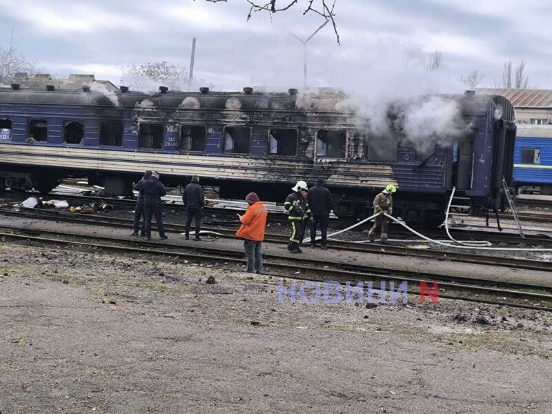 Оккупанты атаковали поезд в Николаеве: произошел пожар, есть пострадавший. Фото и видео