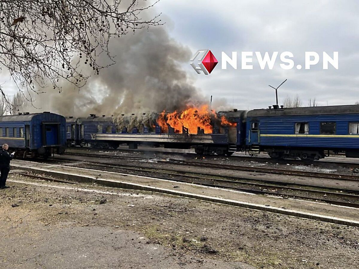 Оккупанты атаковали поезд в Николаеве: произошел пожар, есть пострадавший. Фото и видео