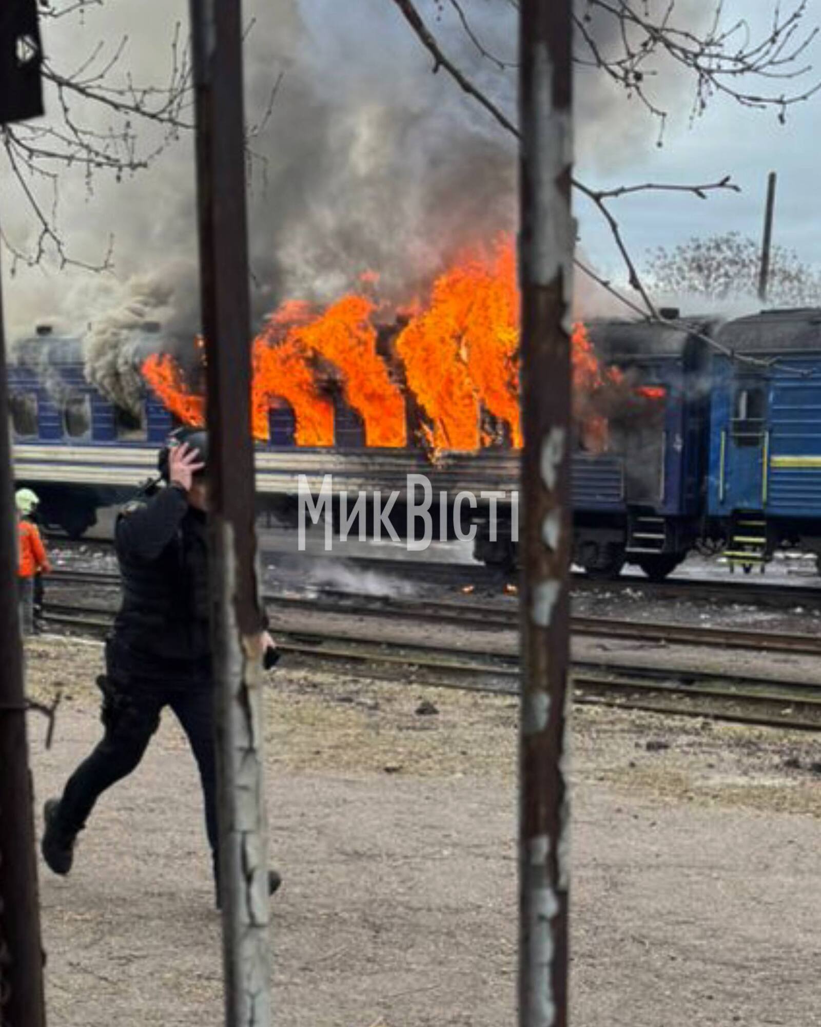 Оккупанты атаковали поезд в Николаеве: произошел пожар, есть пострадавший. Фото и видео