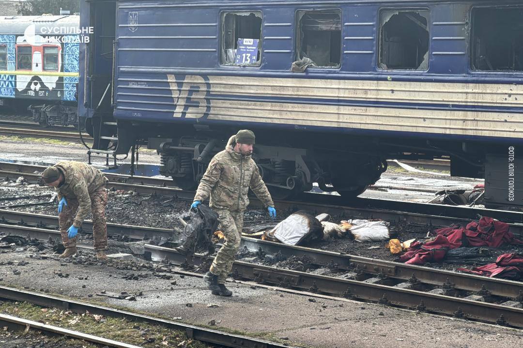 Оккупанты атаковали поезд в Николаеве: произошел пожар, есть пострадавший. Фото и видео