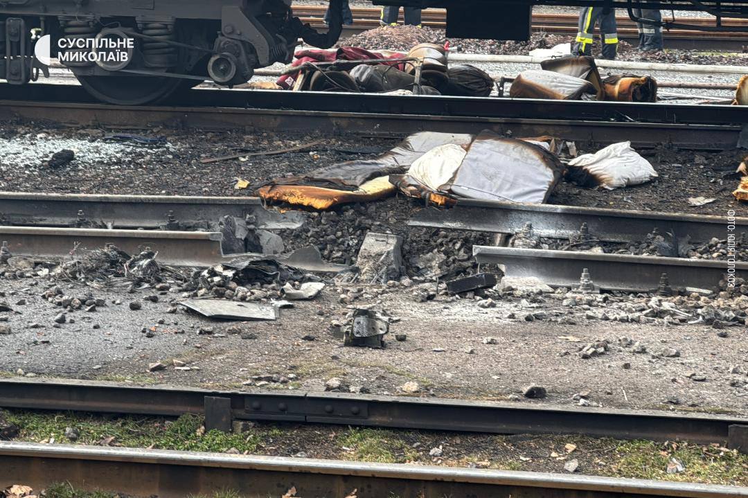 Оккупанты атаковали поезд в Николаеве: произошел пожар, есть пострадавший. Фото и видео
