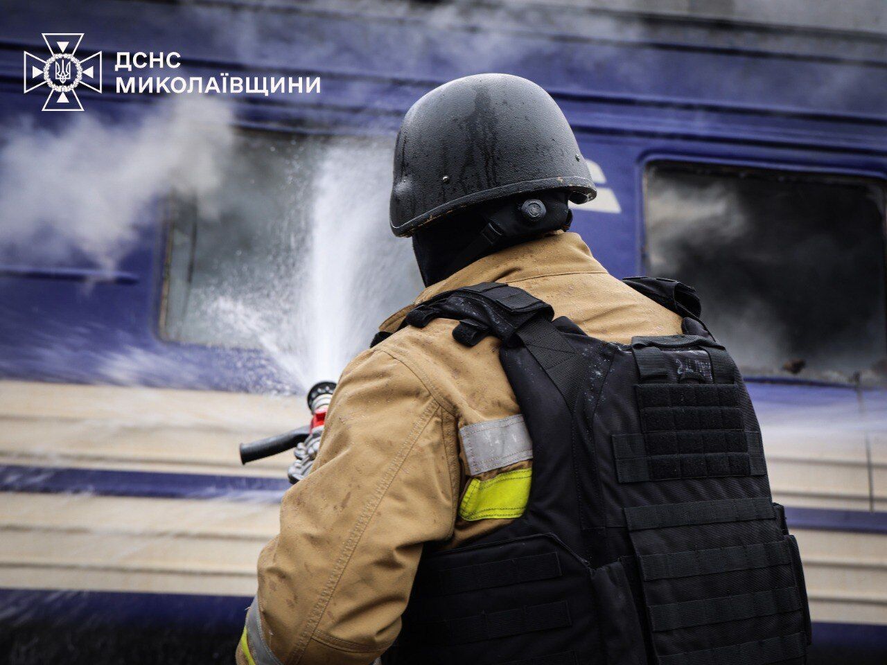 Окупанти атакували потяг у Миколаєві: сталась пожежа, є постраждалий. Фото і відео