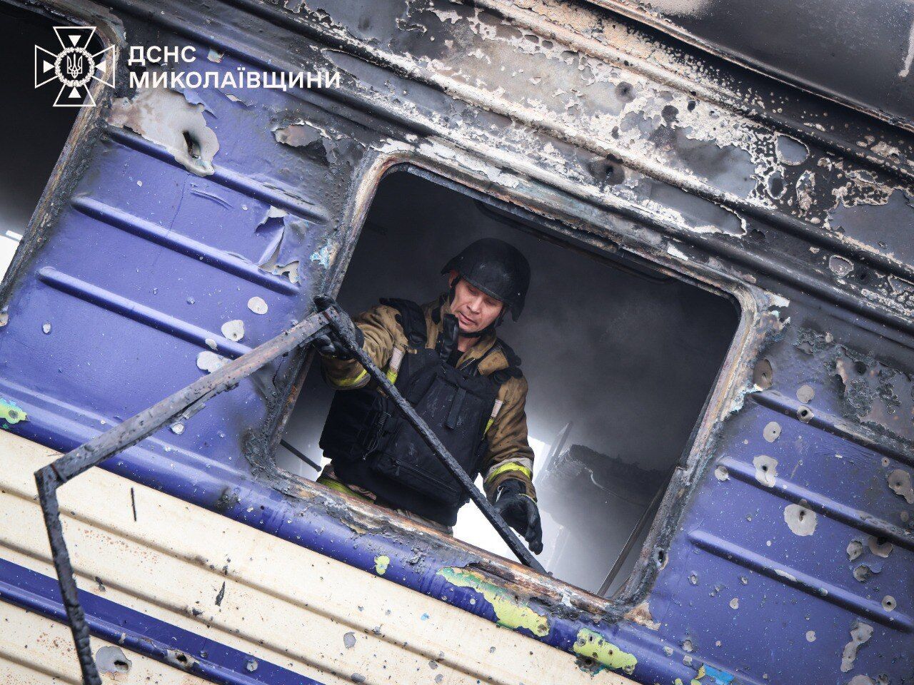 Окупанти атакували потяг у Миколаєві: сталась пожежа, є постраждалий. Фото і відео