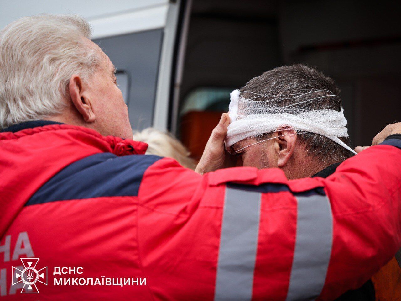 Окупанти атакували потяг у Миколаєві: сталась пожежа, є постраждалий. Фото і відео