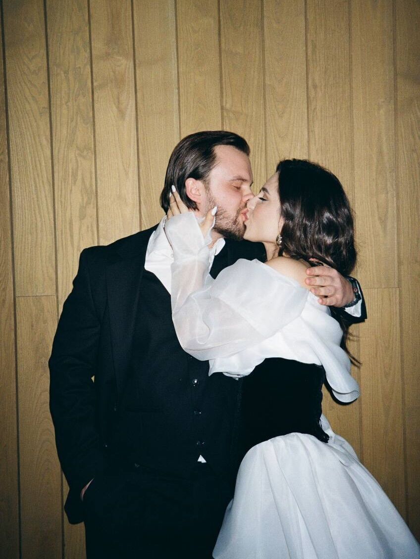 Первая встреча была на кладбище: певица SKYLERR приоткрыла завесу "идеальных" отношений с адвокатом Прониным