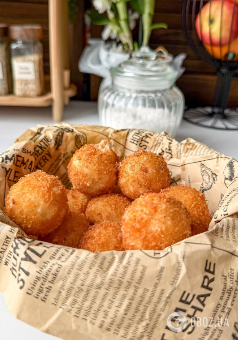 Хрустящие сырные шарики в панировке: можно подать с любимым соусом