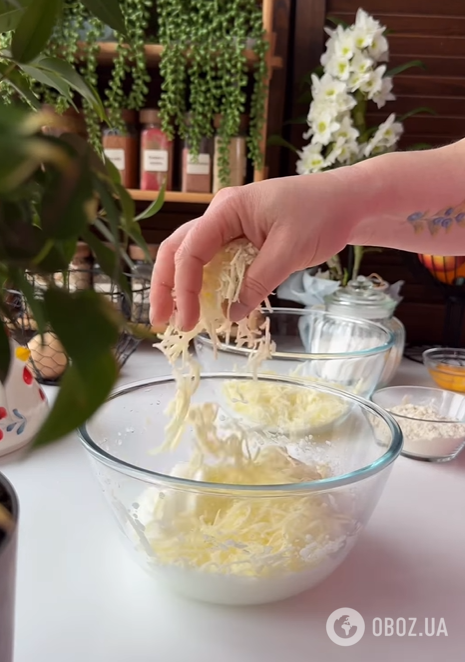 Хрустящие сырные шарики в панировке: можно подать с любимым соусом