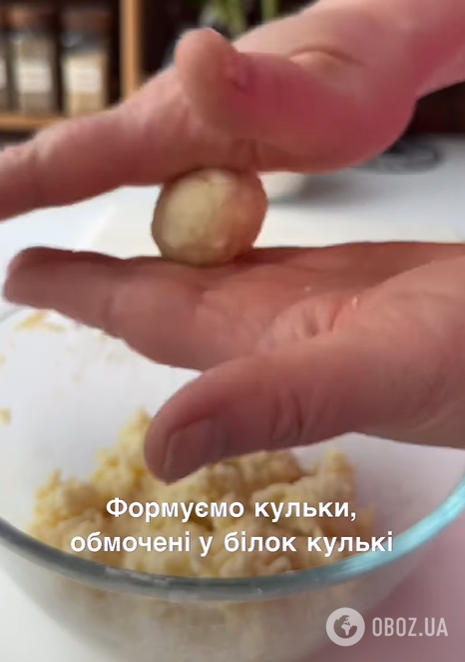 Хрустящие сырные шарики в панировке: можно подать с любимым соусом