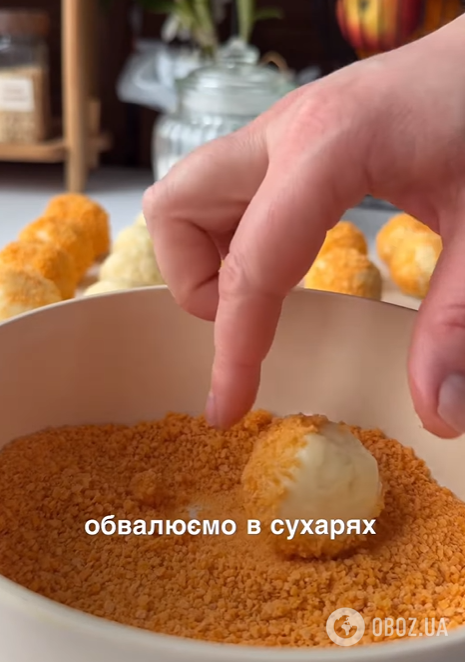 Хрустящие сырные шарики в панировке: можно подать с любимым соусом