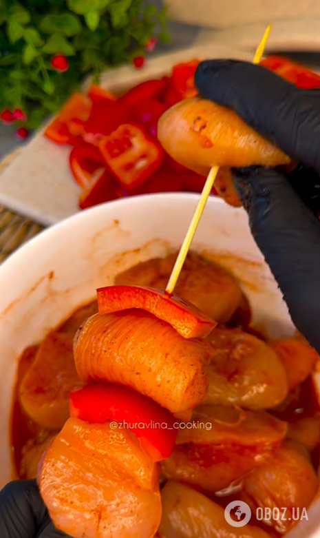 Соковитий шашлик з курки в духовці: як смачно приготувати м'ясо