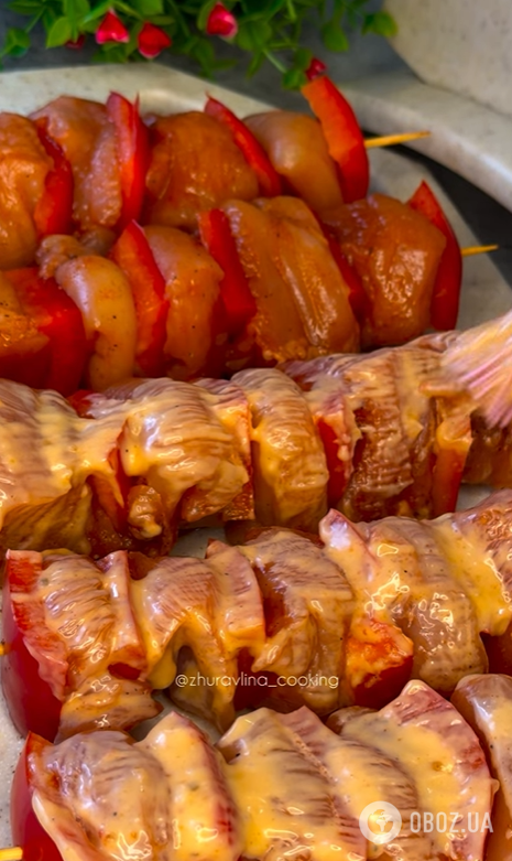 Соковитий шашлик з курки в духовці: як смачно приготувати м'ясо