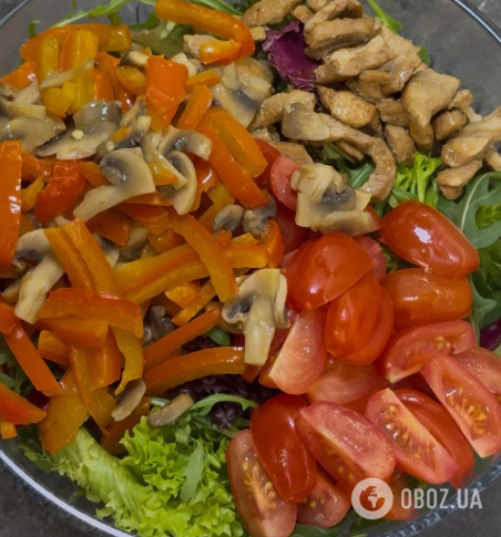 Смачний теплий салат з куркою та овочами: додайте легу заправку