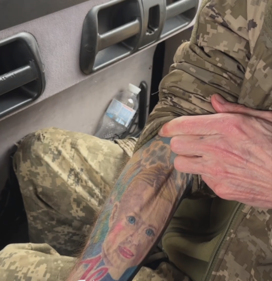 "Увесь цей час тримала одна мрія": звільнений з полону захисник Маріуполя показав, заради кого мусив вистояти. Відео