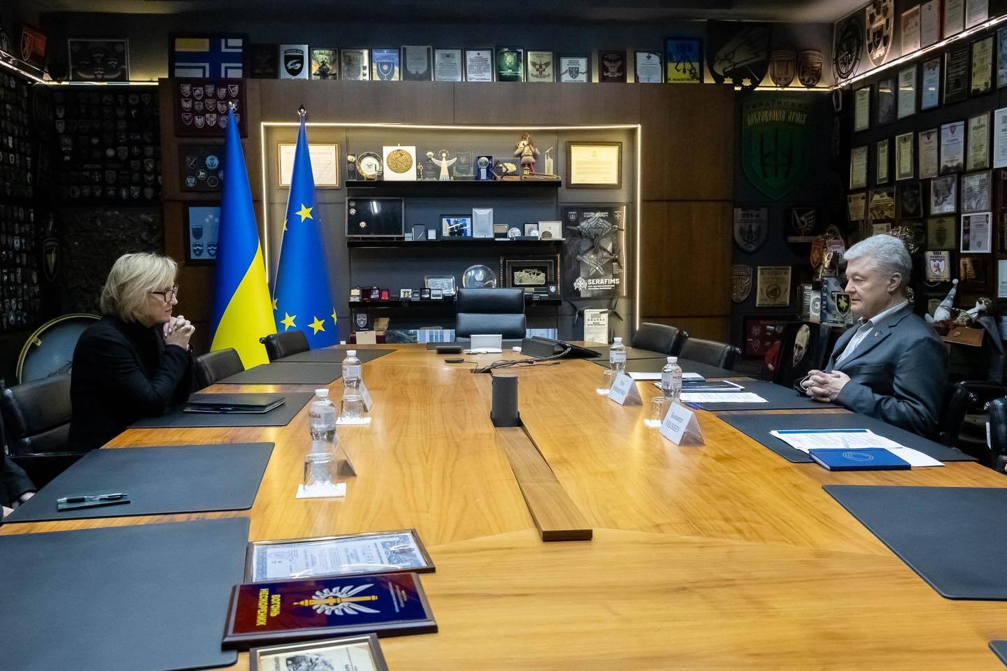 Обговорили широкий спектр питань: Порошенко зустрівся із тимчасовою повіреною у справах США в Україні Джулією Девіс