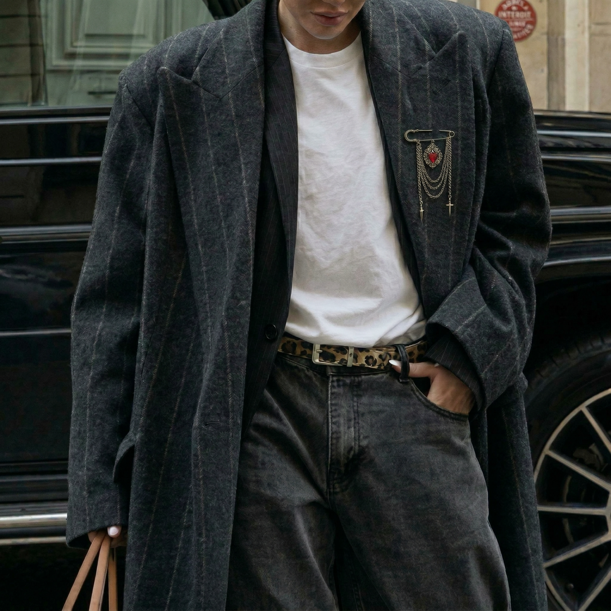 Тренд весны 2026: как обновить пальто всего одним аксессуаром