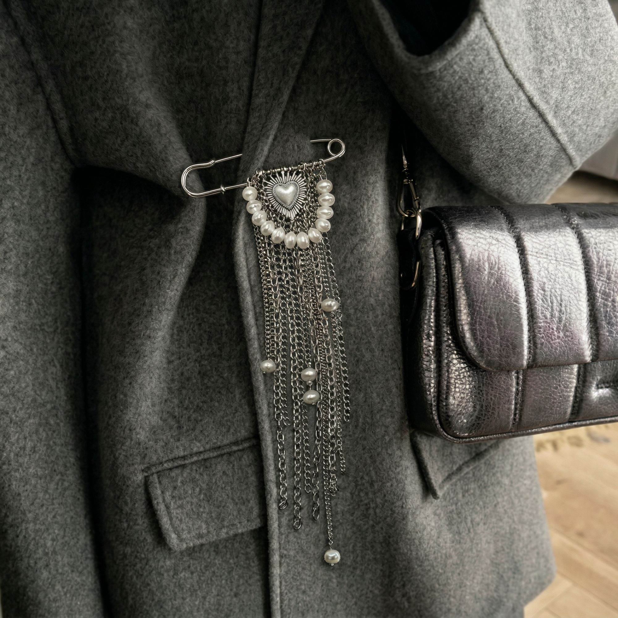 Тренд весны 2026: как обновить пальто всего одним аксессуаром