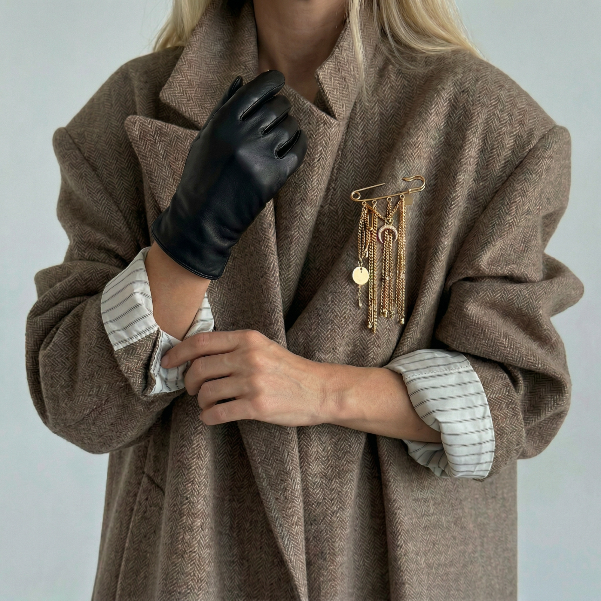 Тренд весны 2026: как обновить пальто всего одним аксессуаром