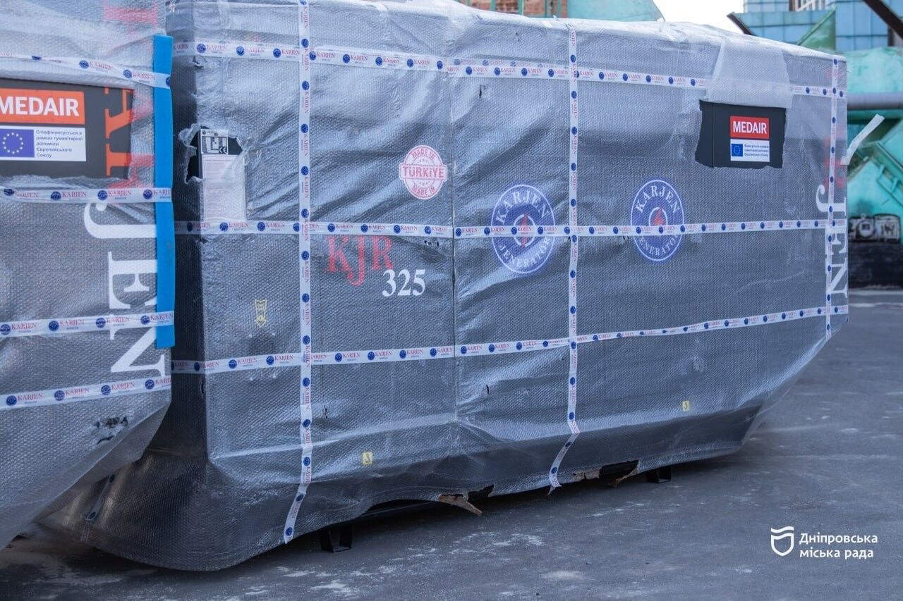 Міжнародна підтримка: Дніпру передали 7 потужних генераторів для роботи тепломереж