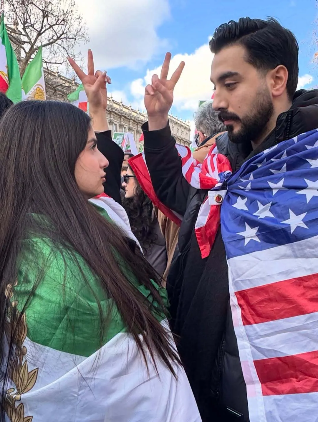 Голубка мира по-ирански: как самая красивая женщина Ирана отреагировала на войну на родине и где она пересиживает военные действия