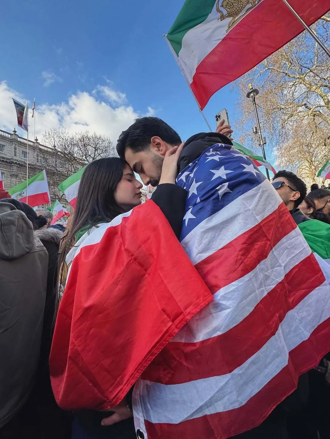 Голубка мира по-ирански: как самая красивая женщина Ирана отреагировала на войну на родине и где она пересиживает военные действия